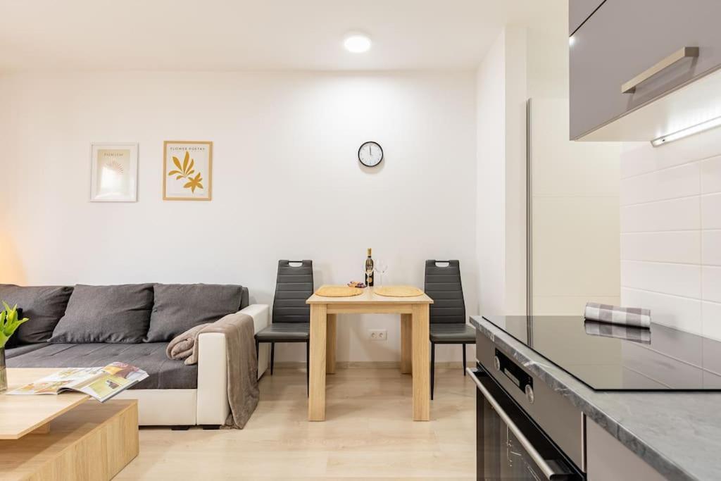 Cityscape Oasis: Active Studio Heaven Bratislava Ngoại thất bức ảnh