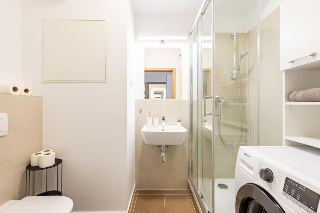 Cityscape Oasis: Active Studio Heaven Bratislava Ngoại thất bức ảnh