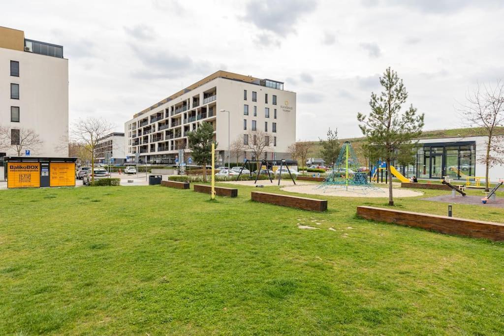 Cityscape Oasis: Active Studio Heaven Bratislava Ngoại thất bức ảnh