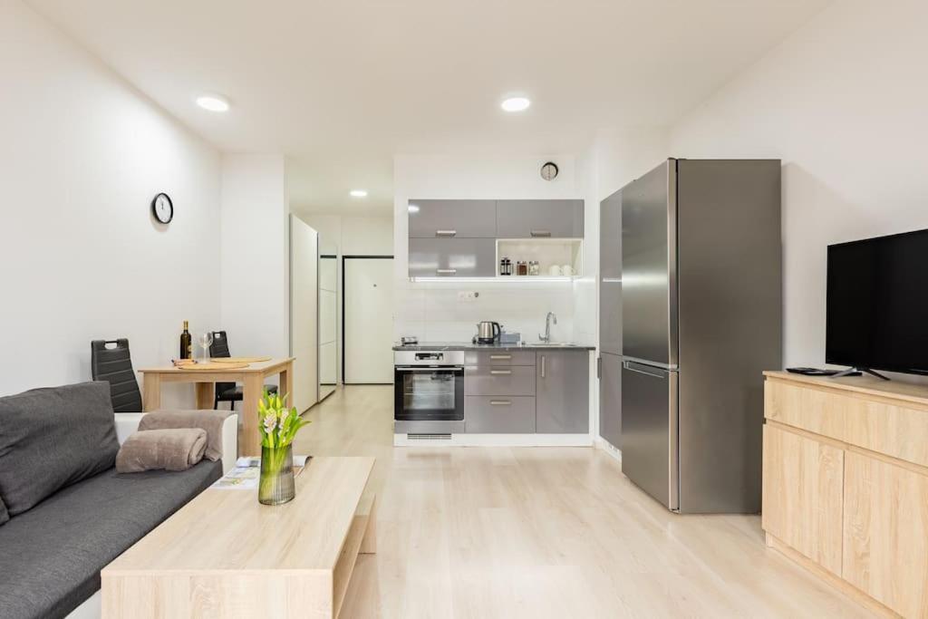 Cityscape Oasis: Active Studio Heaven Bratislava Ngoại thất bức ảnh