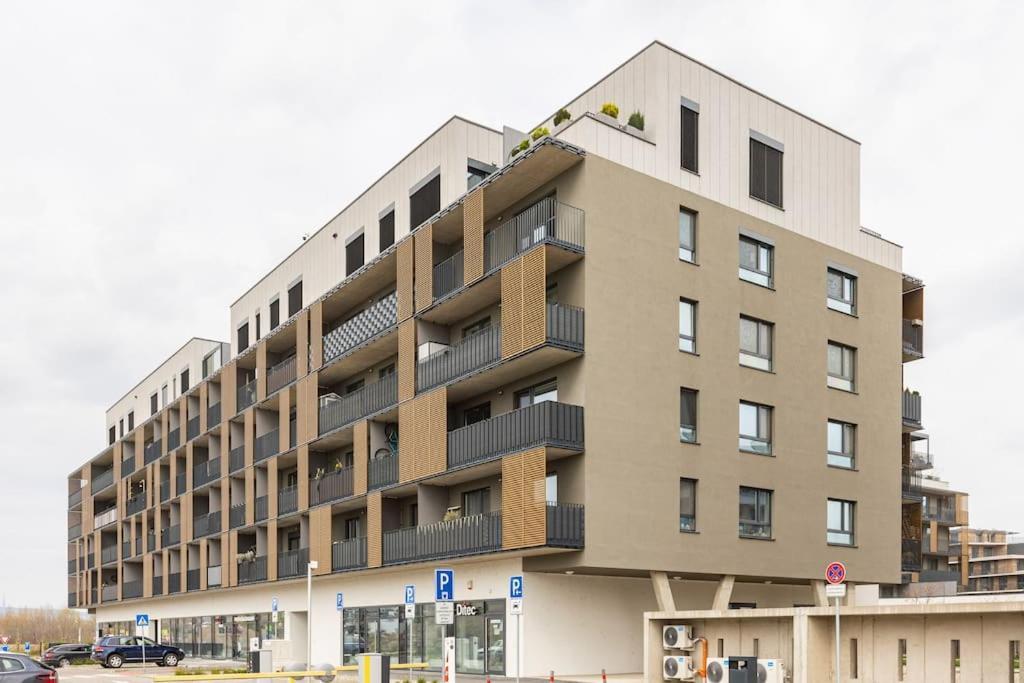 Cityscape Oasis: Active Studio Heaven Bratislava Ngoại thất bức ảnh