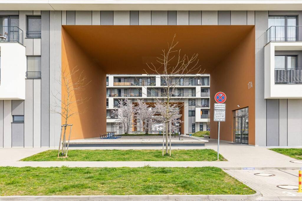 Cityscape Oasis: Active Studio Heaven Bratislava Ngoại thất bức ảnh