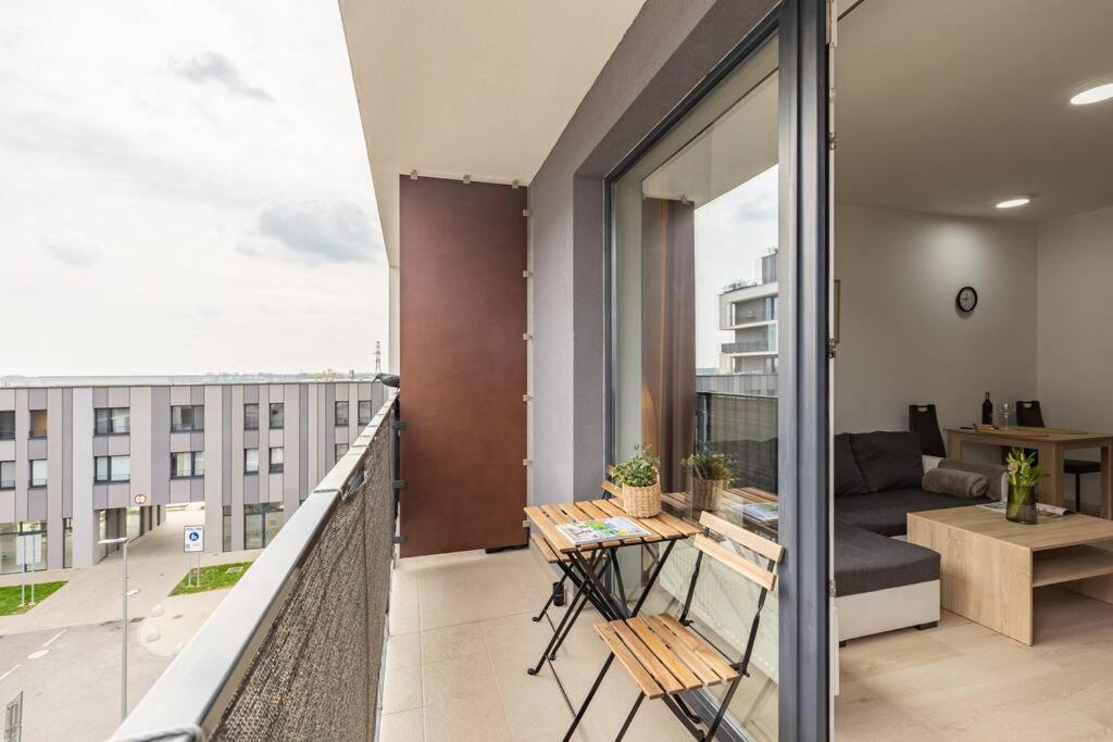 Cityscape Oasis: Active Studio Heaven Bratislava Ngoại thất bức ảnh